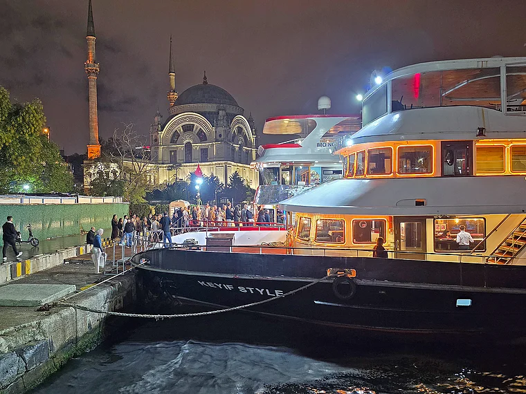 Istanbul Kabatas Ausflugsschiffe Nachtaufnahme