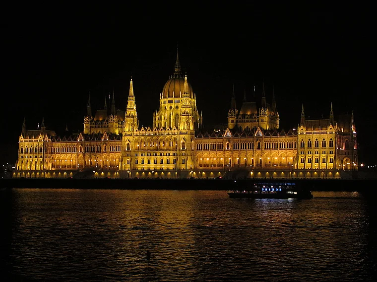 Titelfoto: Parlamentsgebäude in Budapest bei Nacht