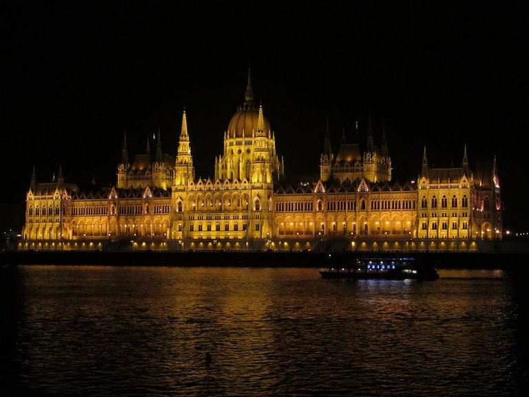 Budapest Parlament Nacht Titelfoto: Parlamentsgebäude in Budapest bei Nacht