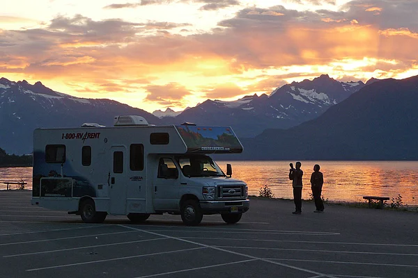 Alaska Bucht von Valdez Wohnmobil im Abendrot