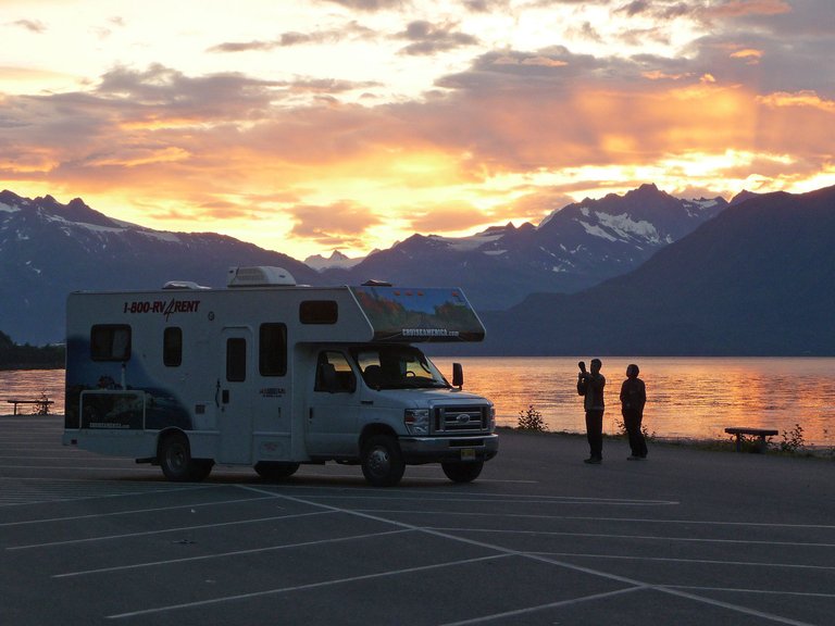 Alaska Bucht von Valdez Wohnmobil im Abendrot