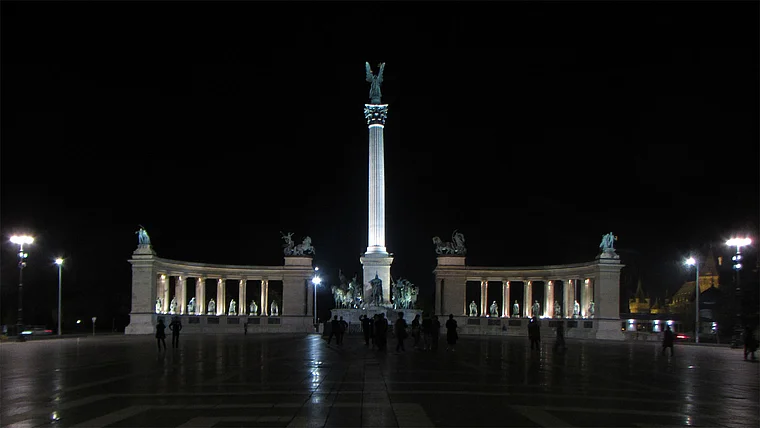 Budapest Heldenplatz Millenniumsdenkmal Nacht