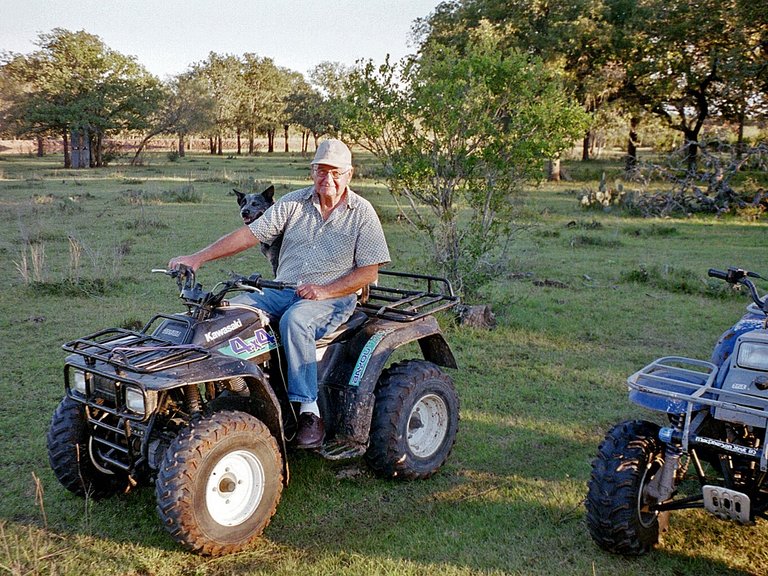 Texas Fredericksburg Farmer George Vogel auf Quad