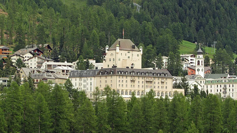 Engadin Pontresina Schloss von fern