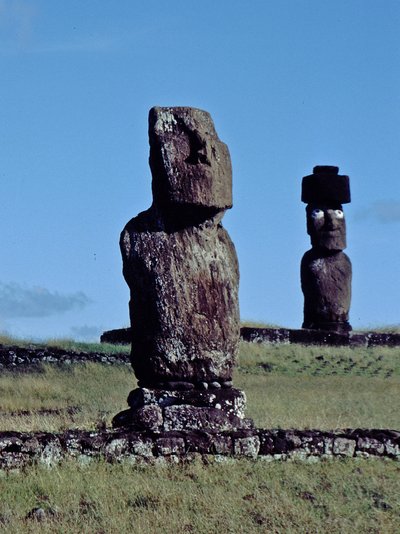 Osterinsel Moai mit Kopfbedeckung