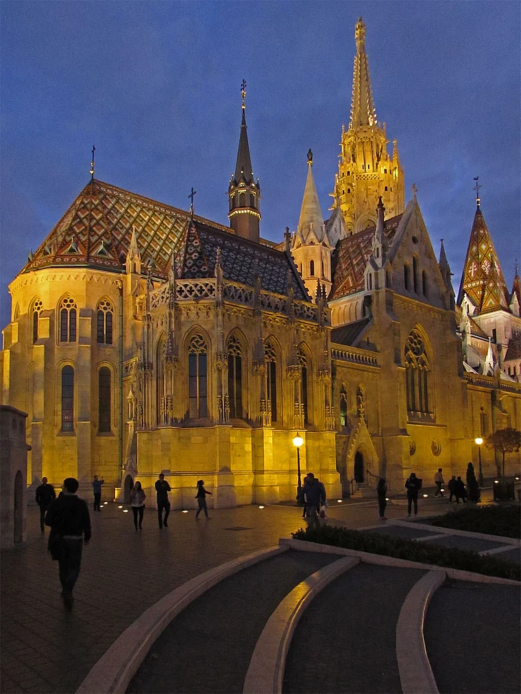 Budapest Matthiaskirche außen Abend