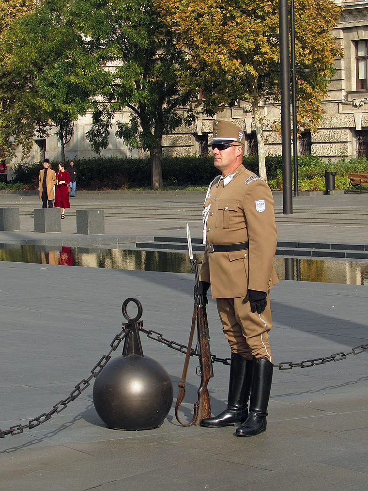 Budapest: Wachsoldat auf dem Kossuth-Platz vor dem Parlamentsgebäude