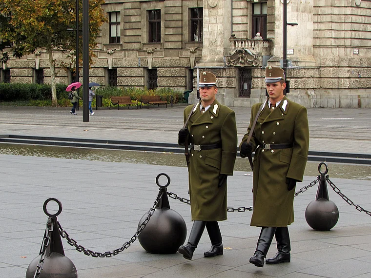 Budapest: Wachsoldaten auf dem Kossuth-Platz vor dem Parlamentsgebäude