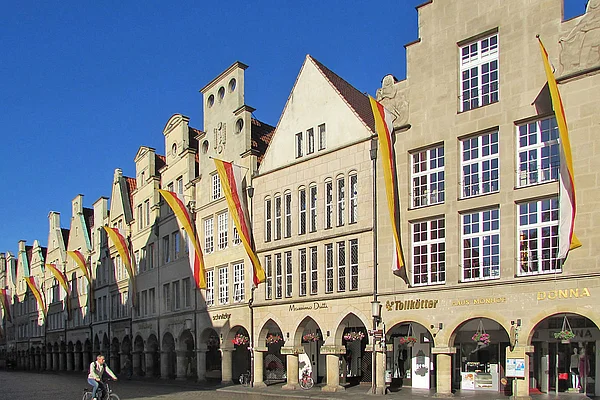 Münster Prinzipalmarkt mit Fahnen