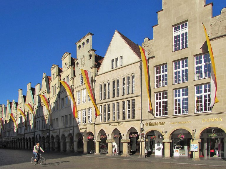 Münster Prinzipalmarkt mit Fahnen