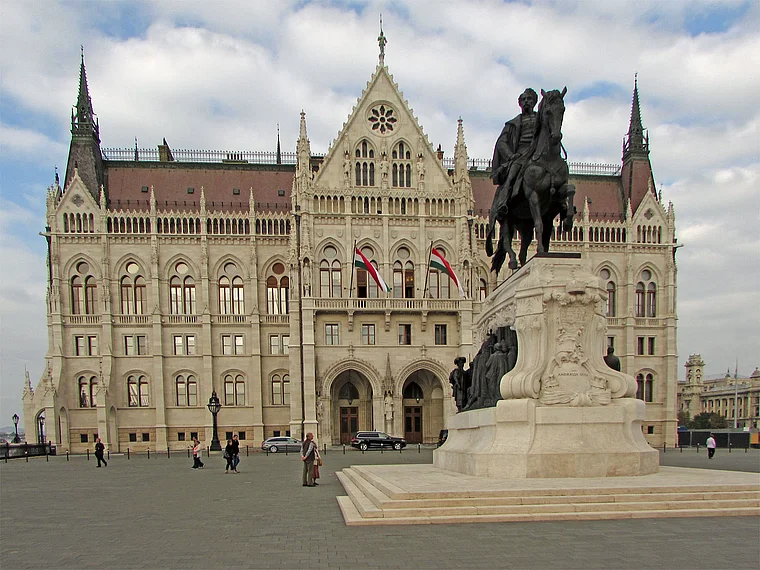 Budapest: Blick vom Kossuth-Platz über das Andrássy-Denkmal auf das Parlamentsgebäude