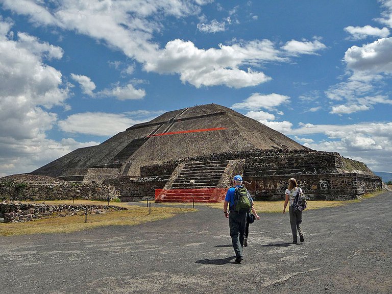 Teotihuacan Sonnenpyramide von unten