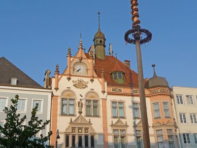 Braunau Stadtplatz Rathaus Maibaum