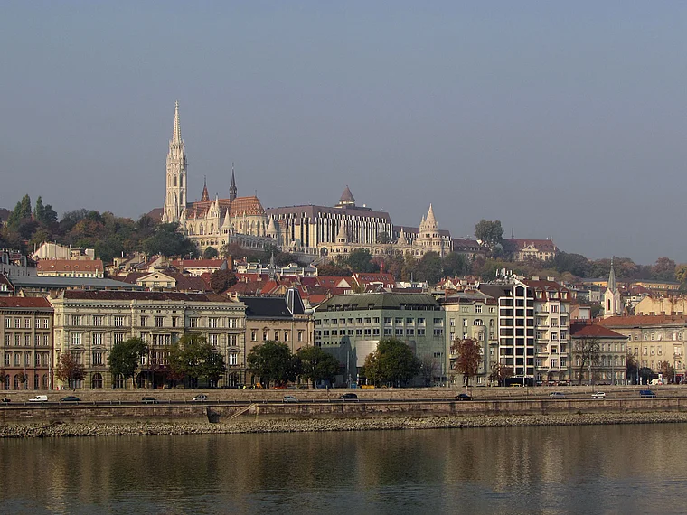Budapest: Blick von der Kettenbrücke auf den Burgberg