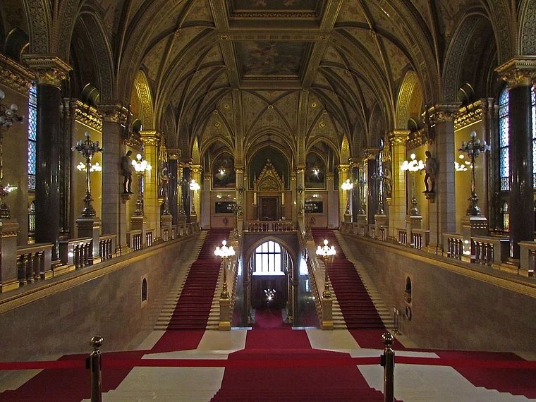 Budapest: Eingangshalle im Parlamentsgebäude