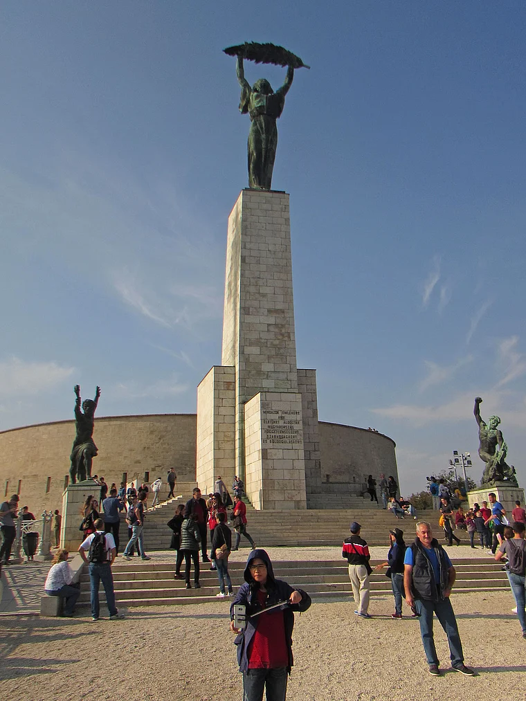 Budapest: Freiheitsstatue vor der Zitadelle auf dem Gellértberg