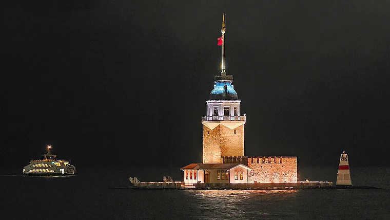 Istanbul Leuchtturm Nachtaufnahme