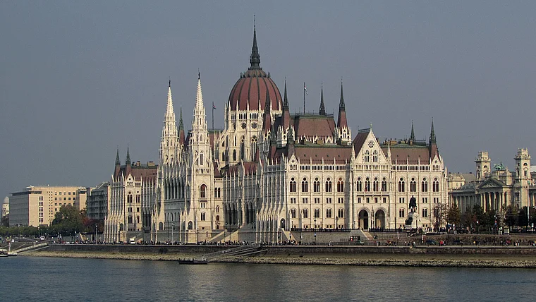 Budapest: Blick vom linken Donau-Ufer auf das Parlamentsgebäude