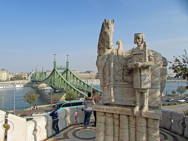 Budapest: Denkmal für König Stephan I. am Fuße des Gellértberges (im Hintergrund die Freiheitsbrücke)