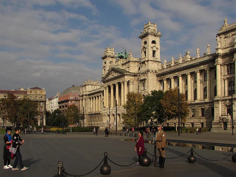 Budapest: Kossuth-Platz vor dem Parlamentsgebäude mit dem Völkerkundemuseum