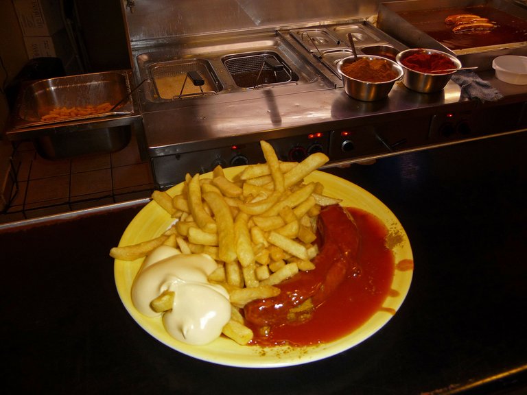 Essen Xaver Pommes rot weiß