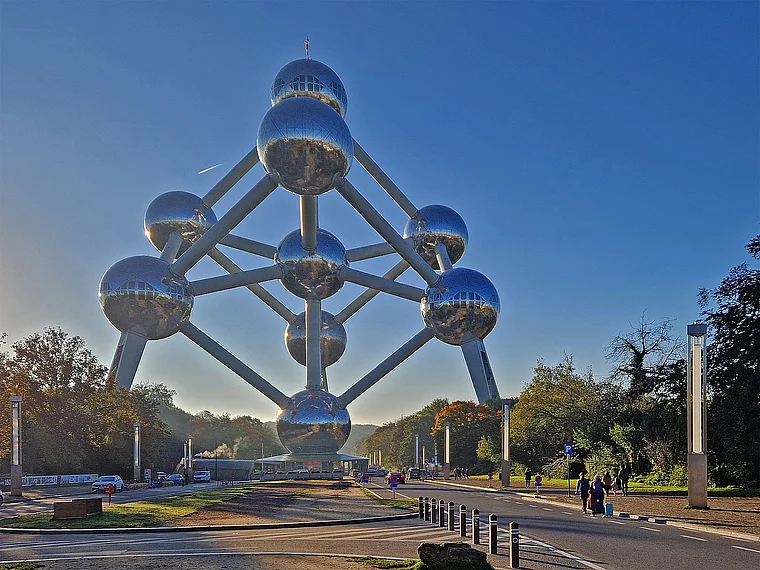 Brüssel Atomium außen Gegenlicht
