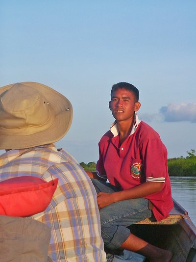 Venezuela junger Indio auf Motorboot