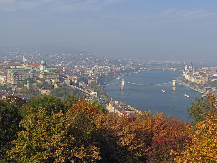 Budapest: Blick vom Gellértberg auf den Burgberg mit Königspalast, Kettenbrücke und Donau