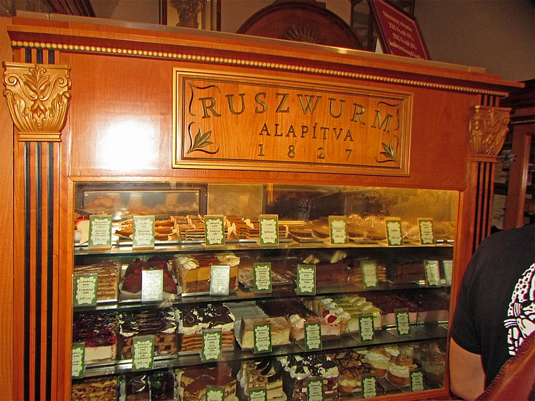 Budapest: Kuchenauswahl im Kult-Café "Ruszwurm" auf dem Burgberg