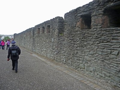 Nordirland Londonderry Stadtmauer Fußgänger