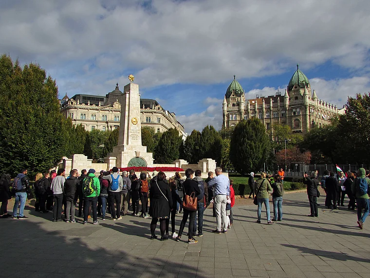 Budapest: Sowjetisches Kriegsdenkmal auf dem Freiheitsplatz am Nationalfeiertag 23. Oktober
