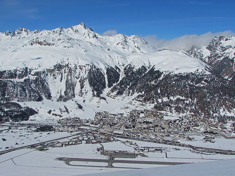 Engadin Samedan von oben Winter