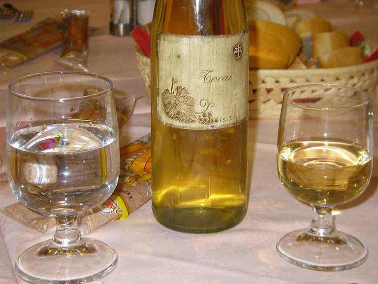 Friaul Tocai Weinflasche und Gläser