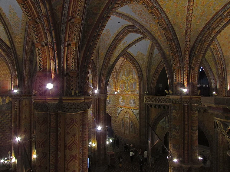 Budapest: Deckengewölbe in der Matthiaskirche auf dem Burgberg