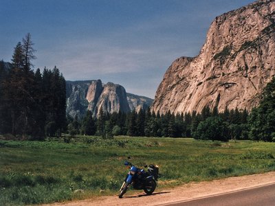 Yosemite Landschaft mit Motorrad am Straßenrand