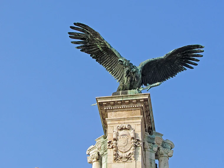 Budapest: Denkmal des mythologischen Vogels Turul im Burggarten vor dem Königspalast