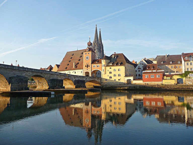 Regensburg Donau Steinerne Brücke Morgenlicht