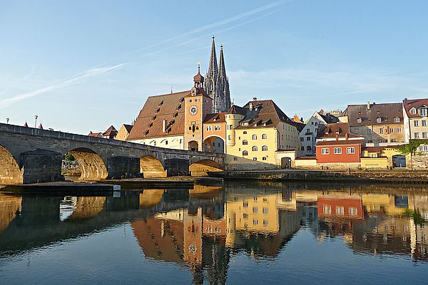 Regensburg Donau Steinerne Brücke Morgenlicht