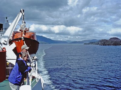 Chile Navimag Fähre Reling mit Touristen