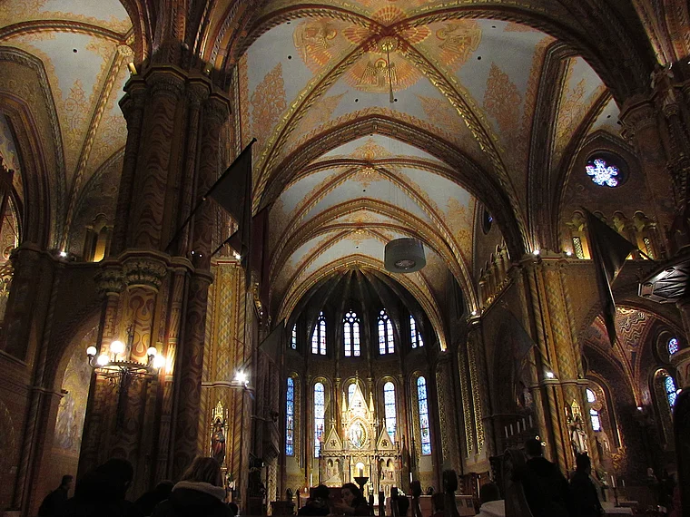 Budapest: Blick in das Innere der Matthiaskirche auf dem Burgberg