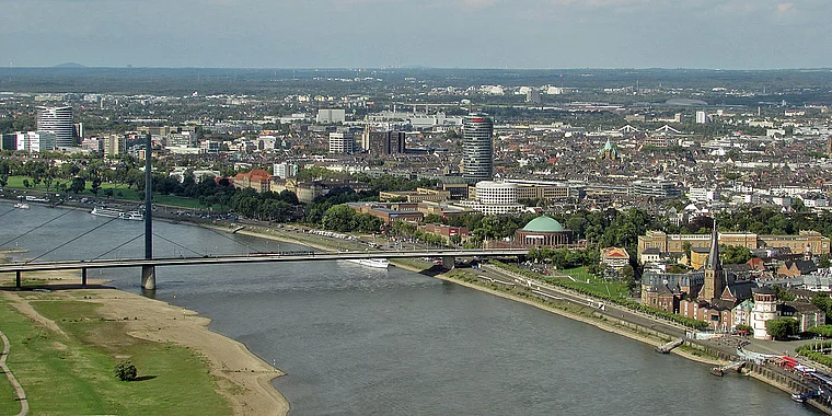 Düsseldorf Rheinturm Blick auf Zentrum