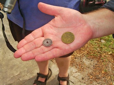 Tansania Bagymoyo Hand mit deutschen Münzen
