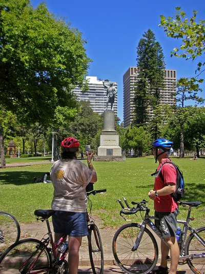Sydney Hyde Park mit Radfahrern