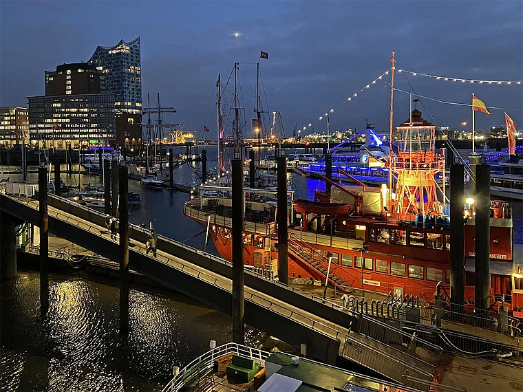 Hamburg Elbpromenade Hafenblick