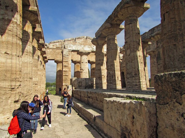 Paestum Poseidon Tempel innen