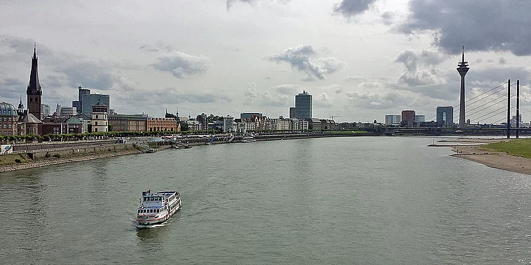 Düsseldorf Oberkasseler Brücke Ausblick
