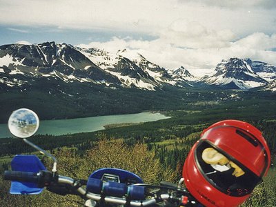 Glacier National Park USA mit Motorradgabel und Motorradhelm