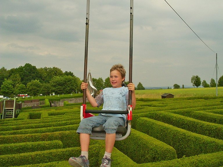 Kleinwelka Irrgarten Kind auf Seilbahn