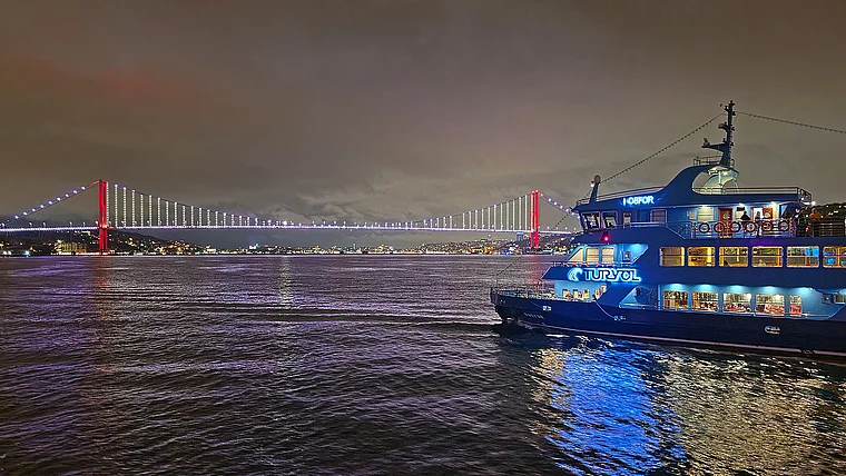 Istanbul Bosporusbrücke Ausflugsschiff Nachtaufnahme