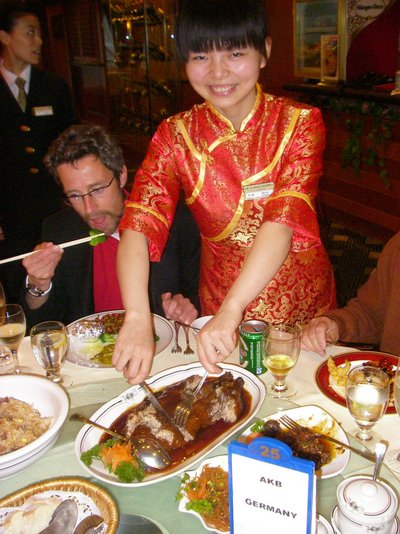 Jangtsekiang Victoria Anna Kellnerin beim Servieren